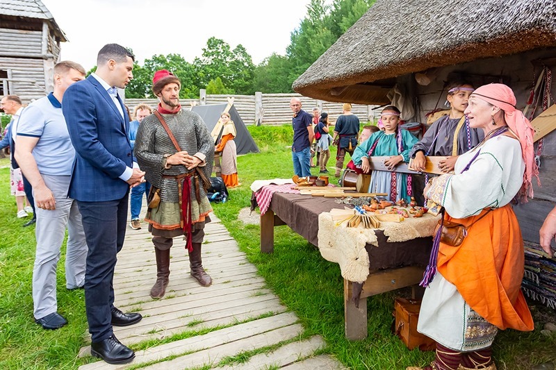 Антон Алиханов посетил семейный праздник в парке-музее