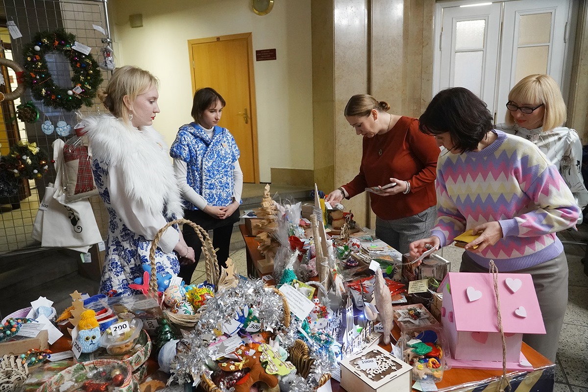 Благотворительный марафон «Свет рождественской звезды» устроили в здании правительства Калининградской области