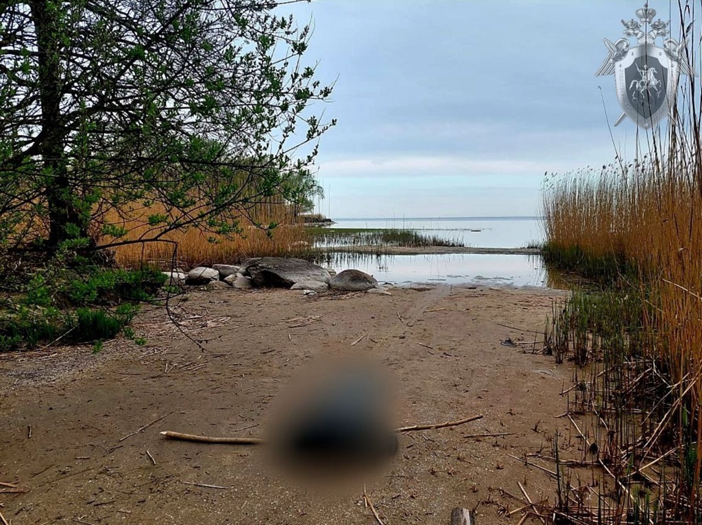 Из Куршского залива достали тело рыбака, пропавшего две недели назад