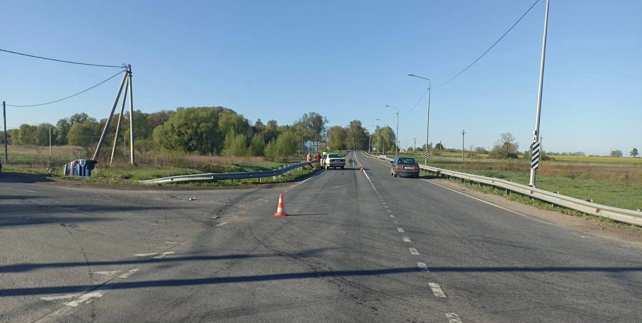 “Киа” и “Фольксваген” не поделили дорогу близ Гвардейска: один из автомобилей улетел в кювет