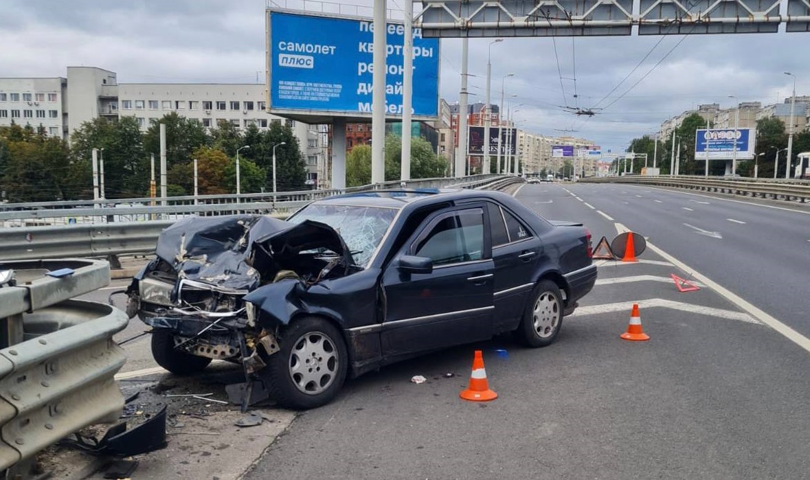 «Мерседес» влетел в отбойник на съезде на Московский проспект Калининграда