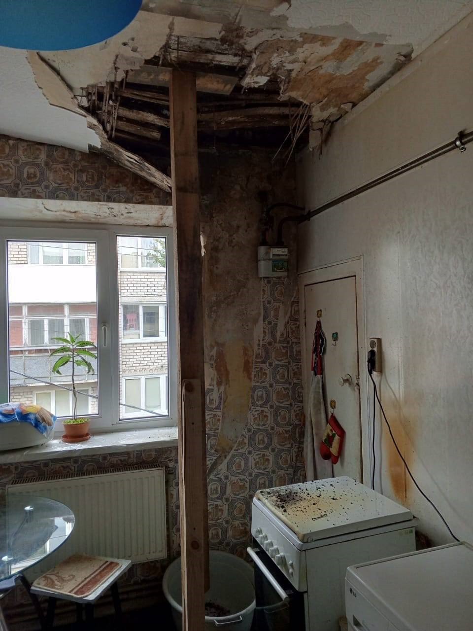 У пенсионерки из Советска обрушился потолок. УК игнорировала её жалобы