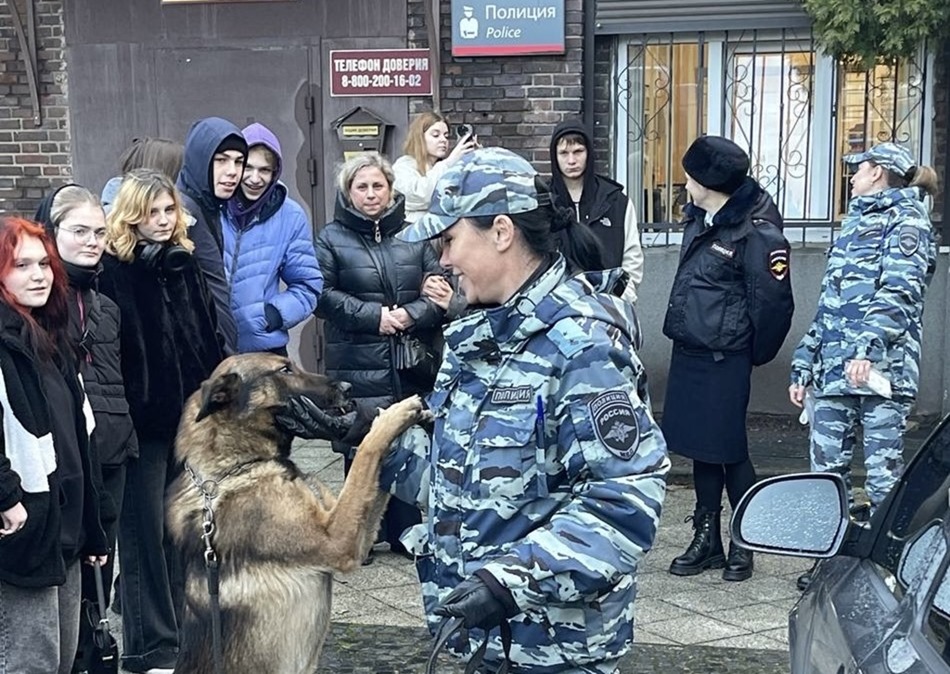 Сотрудники калининградской транспортной полиции познакомили подростков с работой кинолога