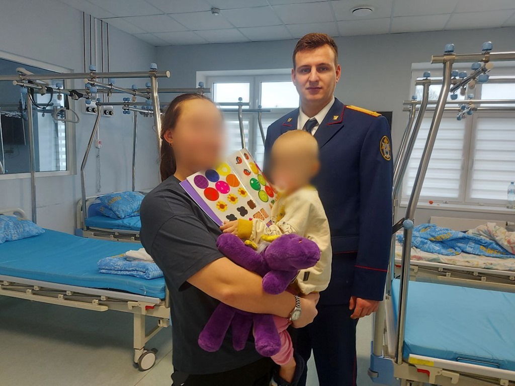 В Калининграде следователи навестили девочку, в которую выстрелил отец