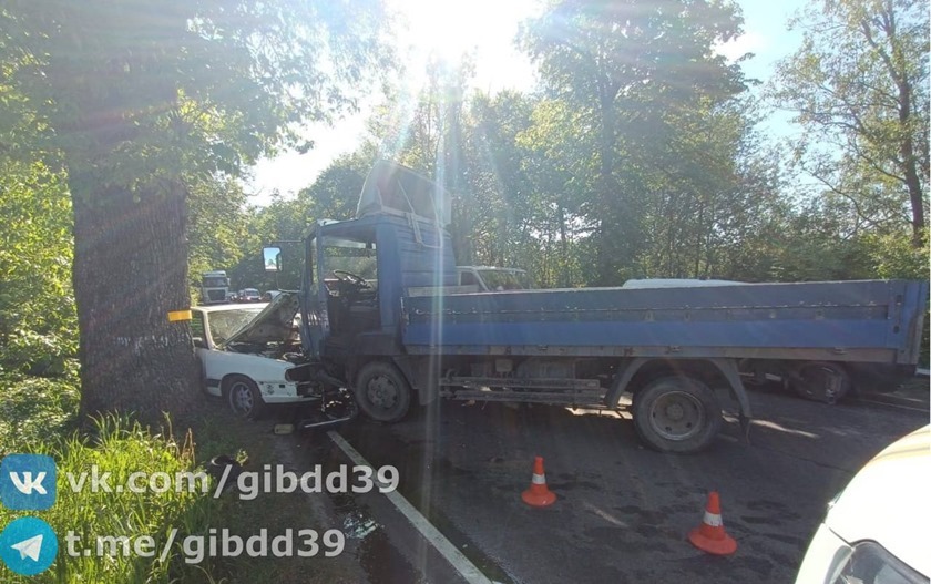 Грузовик и легковушка не поделили дорогу на улице Энергетиков в Калининграде