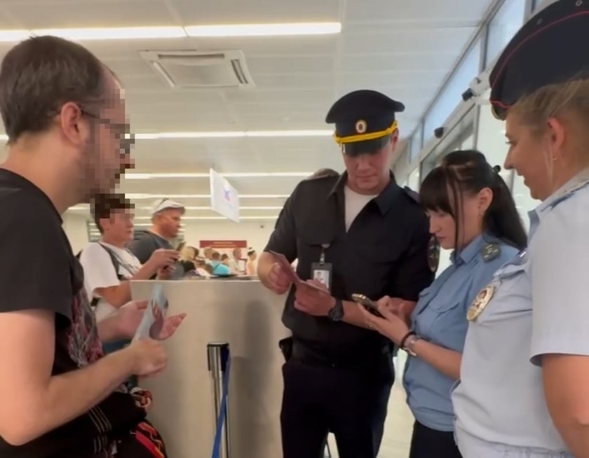 Вылетающим из Калининграда пассажирам дали возможность узнать о своих долгах