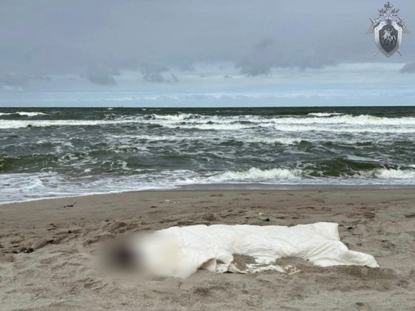 Отдыхающие на необорудованном пляже обнаружили в море тело 22-летнего калининградца