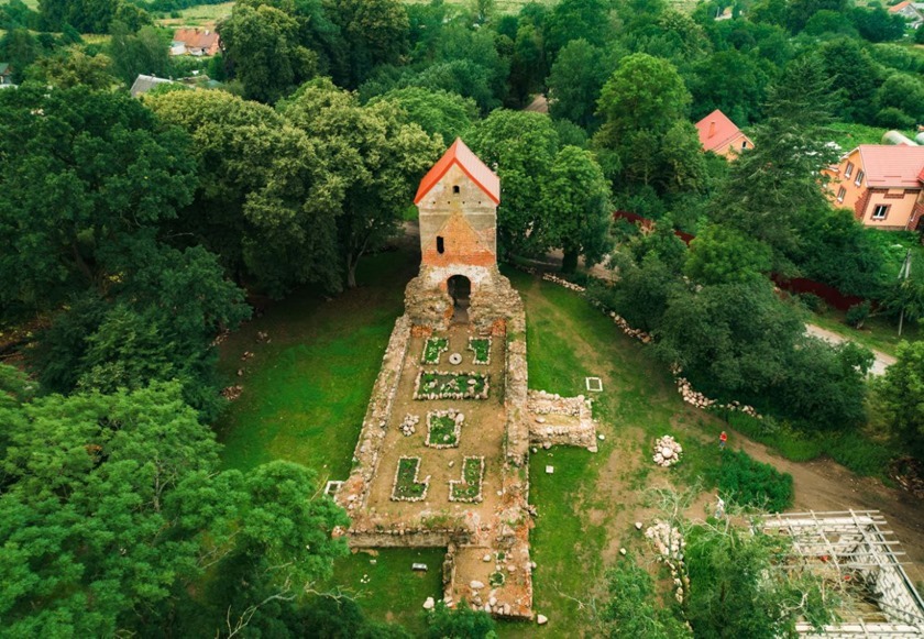 В руинированном состоянии находится треть кирх на территории Калининградской области