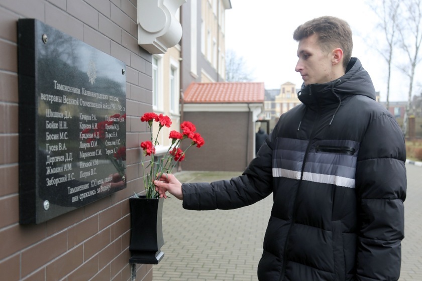 Студенты возложили цветы к мемориальной доске, посвященной памяти 19 таможенников-ветеранов ВОВ