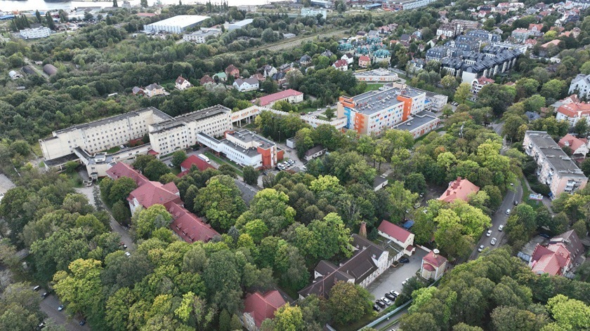 По периметру Детской областной больницы в Калининграде обустроят парковку