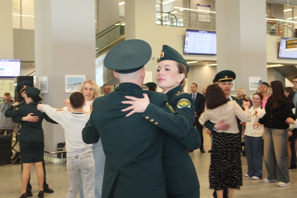 В аэропорту Калининграда прошел патриотический флэшмоб «Вальс Победы»