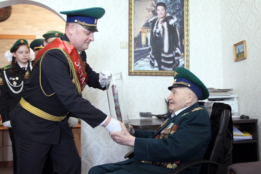 Пограничники поздравили ветерана Великой Отечественной войны Элю Вайнберга с юбилеем Победы