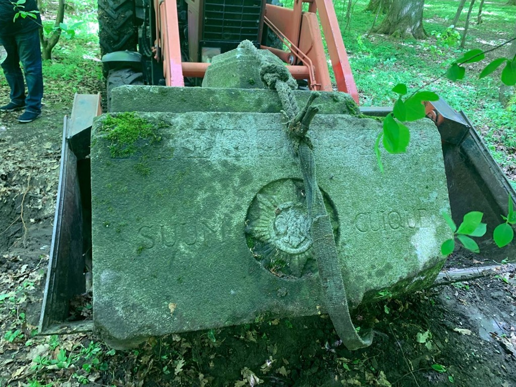 В Калининграде перенесли исторический постамент памятника воинам Первой мировой войны