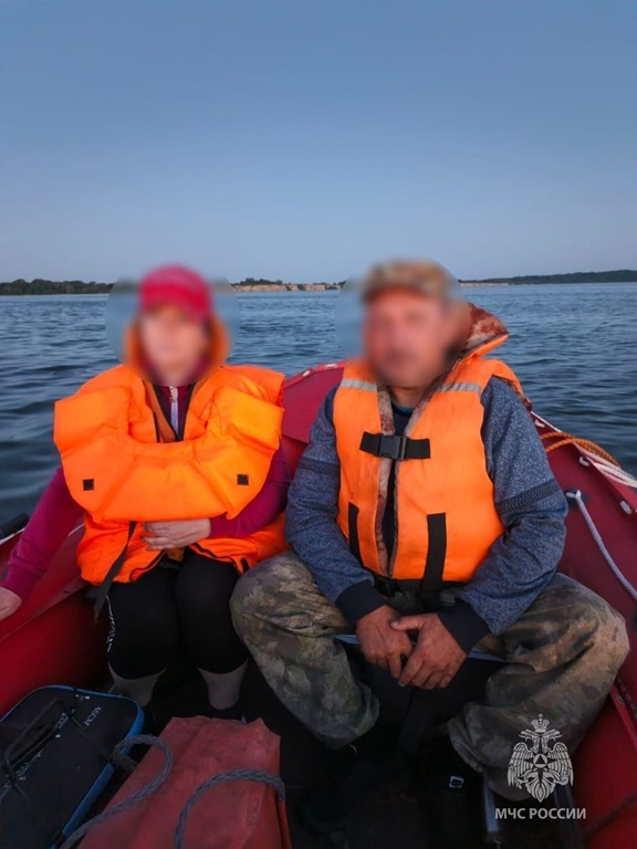 Спасатели МЧС помогли попавшей в беду семейной паре на воде