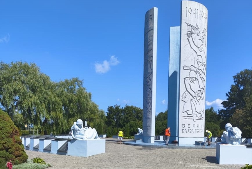 Осуждённые приняли участие в благоустройстве мемориального комплекса в Добровольске