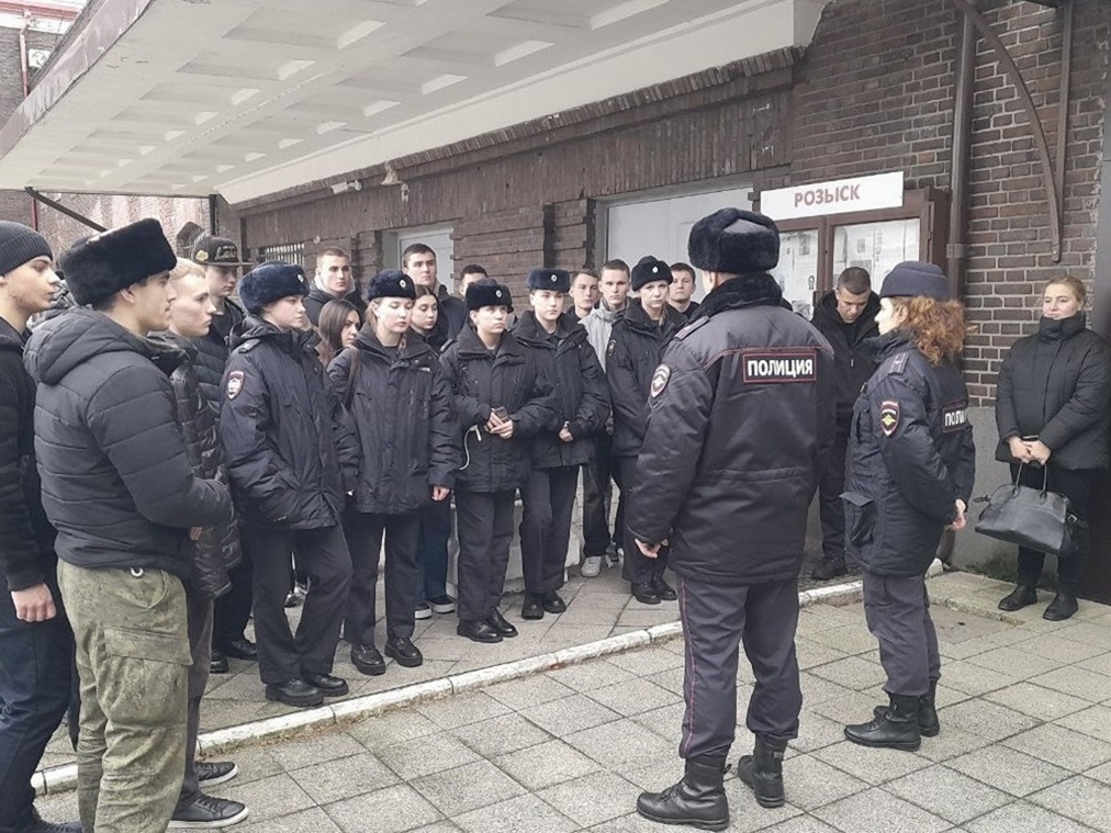 Будущие полицейские прошли по следам транспортных стражей порядка