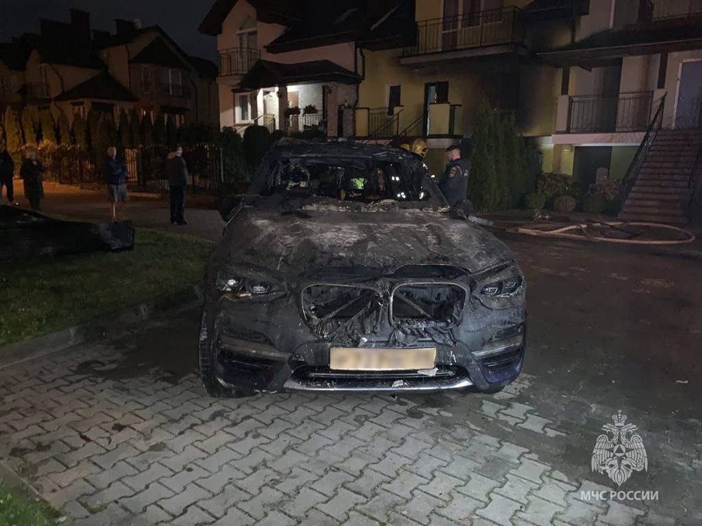 Пожарные спасли собаку в горящем гараже