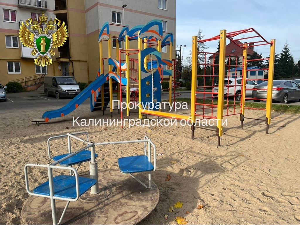 В Гурьевском районе отремонтировали опасную детскую площадку