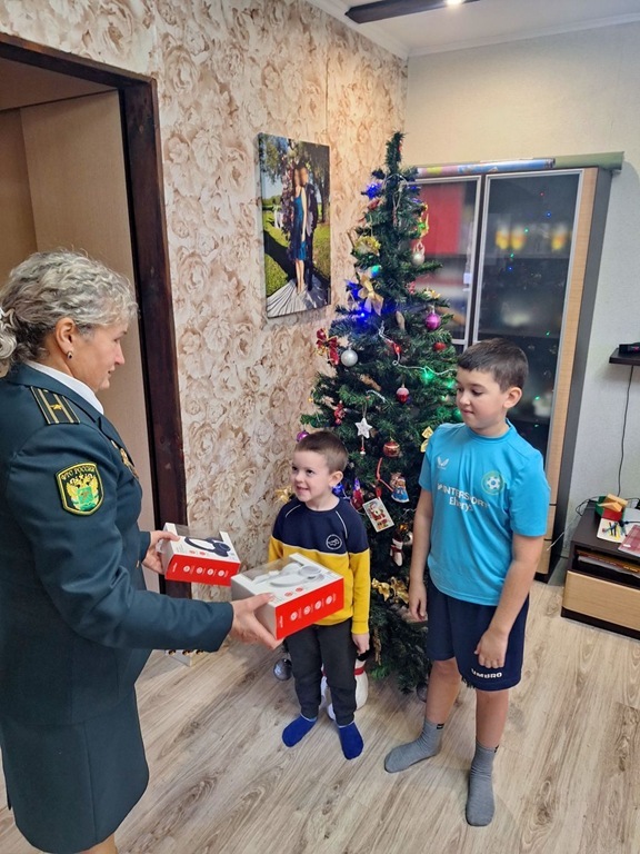 Калининградские таможенники поздравили детей сослуживца, участвующего в СВО