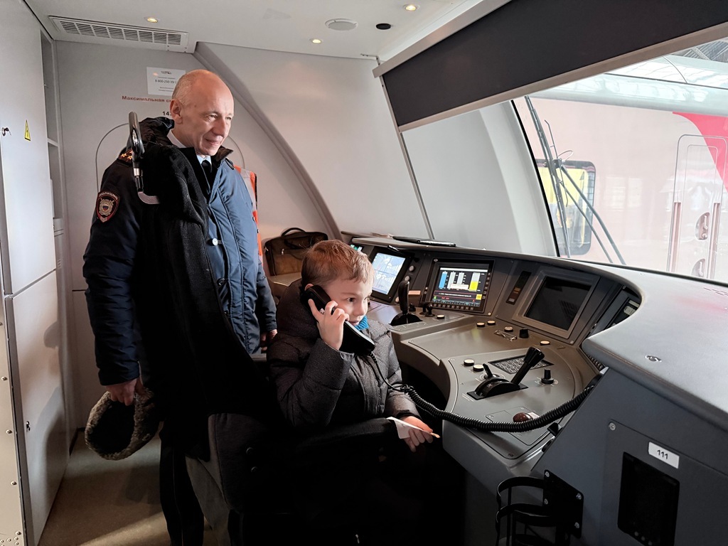 Транспортные полицейские исполнили мечту шестилетнего Романа