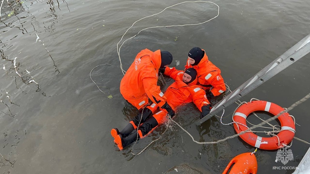 На Преголе спасатели отработали спасение на воде