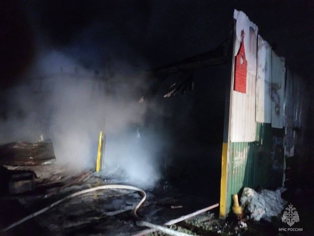 В Правдинске пожарные потушили возгорание в частном гараже с автомобилем