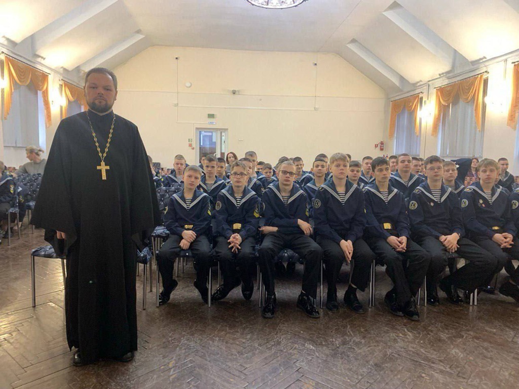 Кадеты морского корпуса встретились со священником в день своего небесного покровителя