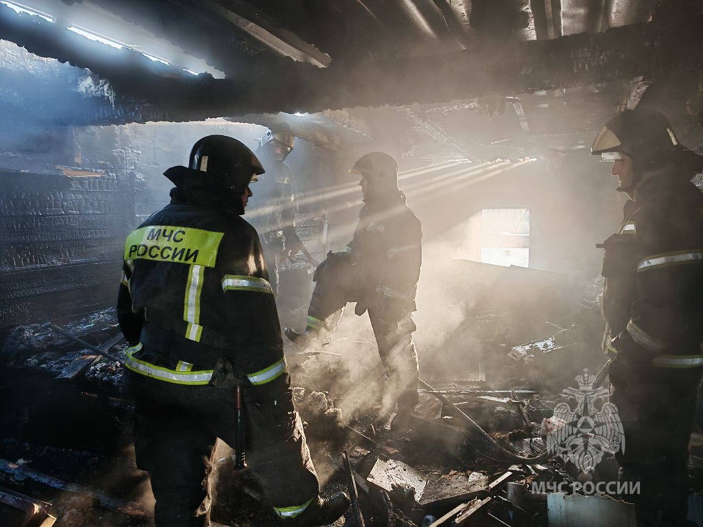 В Светлом пожарные спасли от взрыва баллоны в гараже с баней