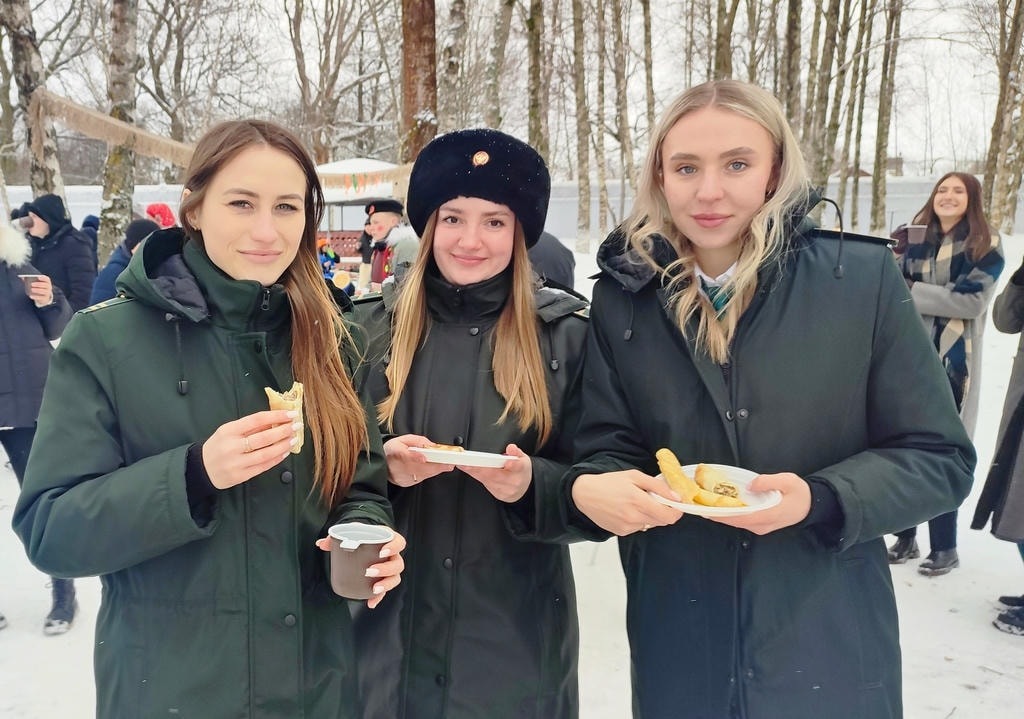 Блины, хороводы и игровая приставка: калининградские таможенники встретили Масленицу с подшефными