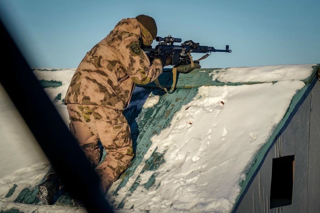 Снайперы Росгвардии из Калининграда отработали сверхдальнюю стрельбу под Петербургом