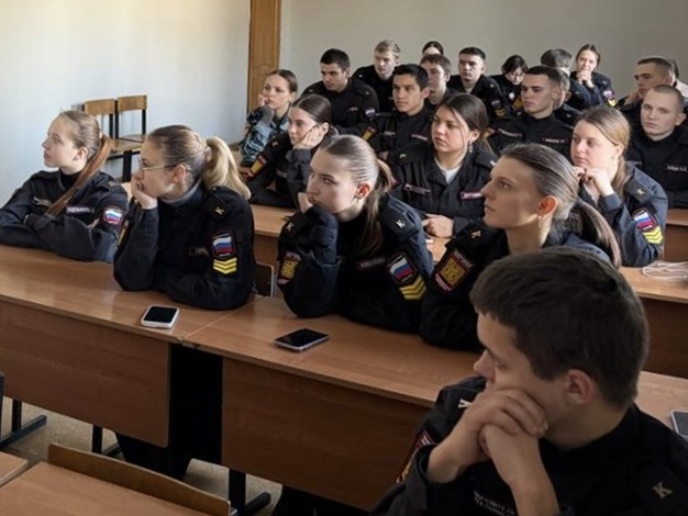 Полицейские и общественники рассказали студентам о цене неверного выбора